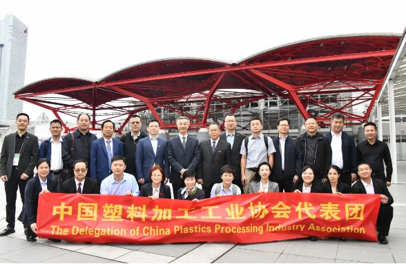 為促進中日兩國塑料行業(yè)之間的交流與合作，深化對日本塑料行業(yè)的技術(shù)進步與發(fā)展方向的了解，以及學習創(chuàng)新經(jīng)驗，中國塑料加工工業(yè)協(xié)會榮譽理事長朱文瑋和理事長王占杰率領(lǐng)代表團一行20人于2023年10月3日啟程，赴日本進行為期三天的調(diào)研和訪問交流。