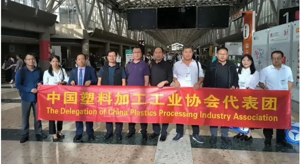 10月5日下午，BOPP薄膜專委會兼電池薄膜專委會的代表們參觀了在東京國際會展中心舉辦的“2023日本包裝產(chǎn)業(yè)展”，并與中國參展企業(yè)進行了深入交流。他們討論了參展產(chǎn)品、生產(chǎn)技術(shù)以及市場發(fā)展等重要話題。