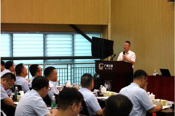 董事長王松對于萬力輪胎在近三年內(nèi)在生產(chǎn)經(jīng)營和研發(fā)創(chuàng)新方面取得的出色成績表示肯定，并要求員工們保持"百億輪胎"戰(zhàn)略的穩(wěn)定性。他鼓勵全體員工要緊密團(tuán)結(jié)一心，樹立底線思維，以實(shí)現(xiàn)更高質(zhì)量的萬力輪胎發(fā)展目標(biāo)。