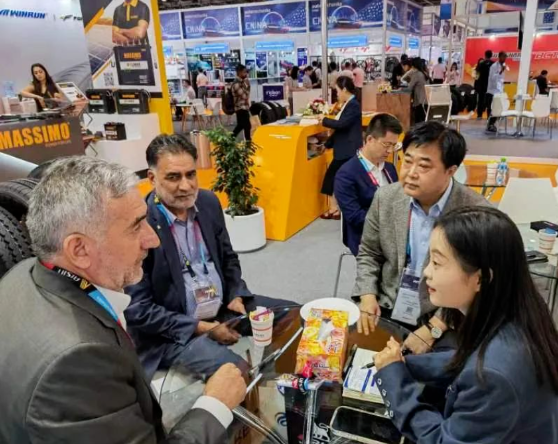 萬(wàn)達(dá)寶通輪胎在展會(huì)上集中展示了公司主打品牌不同系列、規(guī)格花紋、多種車型專用輪胎，展示了新技術(shù)、新產(chǎn)品和國(guó)際化品牌形象，贏得了眾多海外客戶的信任與好評(píng)。