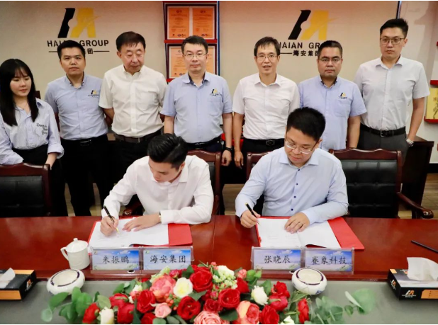 據(jù)了解，雙方的合作將涵蓋產(chǎn)品設(shè)計(jì)、開發(fā)、應(yīng)用、質(zhì)量、生產(chǎn)制造等多個(gè)領(lǐng)域，旨在共同推動(dòng)技術(shù)創(chuàng)新和產(chǎn)品優(yōu)化。近年來，賽象科技已為海安橡膠提供多種輪胎成型機(jī)和鋼絲圈纏繞機(jī)設(shè)備，為海安橡膠的生產(chǎn)提供了有力支持。