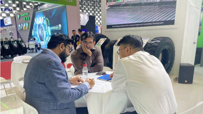 在商用領域，浦林成山展示了備受市場好評的電動公交專用胎C901。這款產(chǎn)品通過創(chuàng)新輪胎配方，實現(xiàn)了高里程、高耐久和智能化，電動公交行駛里程達到了行業(yè)標桿產(chǎn)品的104%。此外，他們還展示了工程胎ET01、礦山胎FD0303、AT116等產(chǎn)品。