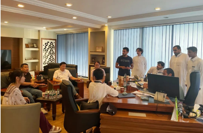 在為期三天的訪問中，張寧一行開啟了“白加黑”奔走模式，其先后來到沙特首都利雅得和沙特西海岸中部第二大城市吉達(dá)。他們密集拜訪了PCR、TBR、OTR系列產(chǎn)品在中東地區(qū)的重要代理客戶，旨在進(jìn)一步加強(qiáng)與這些關(guān)鍵合作伙伴的合作。