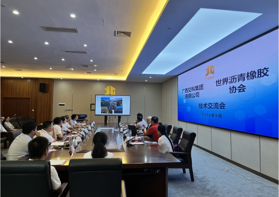 Jorge B.Sousa教授介紹了全球氣候變化對橡膠瀝青的推廣應用產(chǎn)生的影響，并強調(diào)橡膠瀝青是一種高性能、高性價比、高環(huán)保的綠色筑路材料，對實現(xiàn)綠色可持續(xù)交通建設起到重要作用。