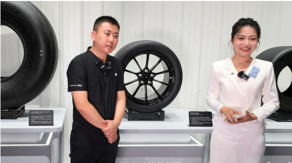 據(jù)悉，昊鉑SSR最高配置的車型裝備了專屬特制的航空級輪胎，這款特制輪胎為森麒麟ApexKing ADO-1全熱熔輪胎，采用了航空胎技術(shù)，包括低生熱配方和低膨脹率設(shè)計等先進元素，以確保極致的性能。