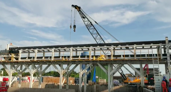 作為寶武集團的供應(yīng)商，近日青島百瑞福橡塑有限公司特種輸送帶及氣流抑塵全系列產(chǎn)品成功通過了中國寶武集團歐貝零碳-“碳足跡”審核認證，這標(biāo)志著它們符合環(huán)保標(biāo)準(zhǔn)，有望為寶武集團的低碳目標(biāo)提供重要支持。