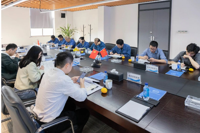 浙江省發(fā)展改革委員會(huì)社會(huì)研究室的陳靜靜、曾振偉一行于10月12日在嘉興市發(fā)改委、桐鄉(xiāng)市發(fā)改局領(lǐng)導(dǎo)陪同下前往浙江雙箭橡膠股份有限公司進(jìn)行調(diào)研和指導(dǎo)。雙箭股份董事長(zhǎng)沈耿亮以及副總裁郎洪峰的熱情接待并陪同座談。