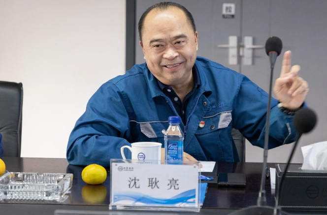 在座談會(huì)上，董事長(zhǎng)沈耿亮熱烈歡迎領(lǐng)導(dǎo)一行的到來(lái)，并對(duì)省、市領(lǐng)導(dǎo)一直以來(lái)的關(guān)心和支持表示感激。圍繞著"兩業(yè)融合"的主題，他詳細(xì)介紹了公司的生產(chǎn)經(jīng)營(yíng)情況、各項(xiàng)投資項(xiàng)目的建設(shè)進(jìn)展以及產(chǎn)業(yè)鏈的延伸發(fā)展規(guī)劃。沈董表示，政府對(duì)民營(yíng)經(jīng)濟(jì)的高度重視是企業(yè)穩(wěn)步發(fā)展的動(dòng)力。雙箭股份將繼續(xù)專注于主營(yíng)業(yè)務(wù)，在物料輸送領(lǐng)域不斷深耕，積極響應(yīng)省政府提出的"兩業(yè)融合"倡議，發(fā)揮龍頭企業(yè)的示范作用，緊抓發(fā)展機(jī)遇，提升市場(chǎng)競(jìng)爭(zhēng)力和行業(yè)影響力，積極推動(dòng)浙江民營(yíng)企業(yè)參與構(gòu)建新的發(fā)展格局。