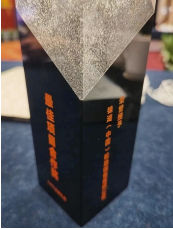 吉利汽車集團(tuán)最新召開的2023年機(jī)械架構(gòu)和新能源核心供應(yīng)商懇談會在浙江寧波杭州灣新區(qū)舉行。在這次盛會中，錦湖(中國)輪胎銷售有限公司脫穎而出，榮獲了備受矚目的“最佳項(xiàng)目合作獎(jiǎng)”。