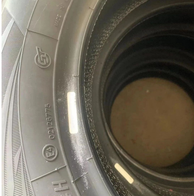 經過有關部門的現場核查，發(fā)現某家商店存有一批帶有正新商標的輪胎，但輪胎上的生產編號已經被磨去。執(zhí)法人員隨即依法查封并暫扣了所有這些輪胎，隨后將對它們進行銷毀處理，以杜絕不合格輪胎的流入市場。這一舉措旨在加強監(jiān)管，確保消費者能夠安心購買符合標準的正新輪胎。