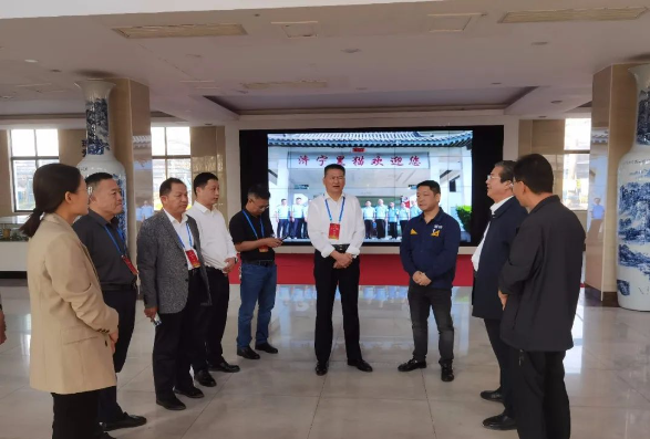 金鄉(xiāng)縣人大常委會(huì)副主任耿清瑞率領(lǐng)調(diào)研團(tuán)隊(duì)蒞臨濟(jì)寧黑貓，考察生態(tài)環(huán)境行政執(zhí)法實(shí)戰(zhàn)實(shí)訓(xùn)基地和高鹽水治理項(xiàng)目。金鄉(xiāng)縣政協(xié)副主席趙磊、濟(jì)寧市生態(tài)環(huán)境局金鄉(xiāng)縣分局副局長(zhǎng)戴國(guó)淑以及濟(jì)寧黑貓相關(guān)領(lǐng)導(dǎo)陪同調(diào)研。