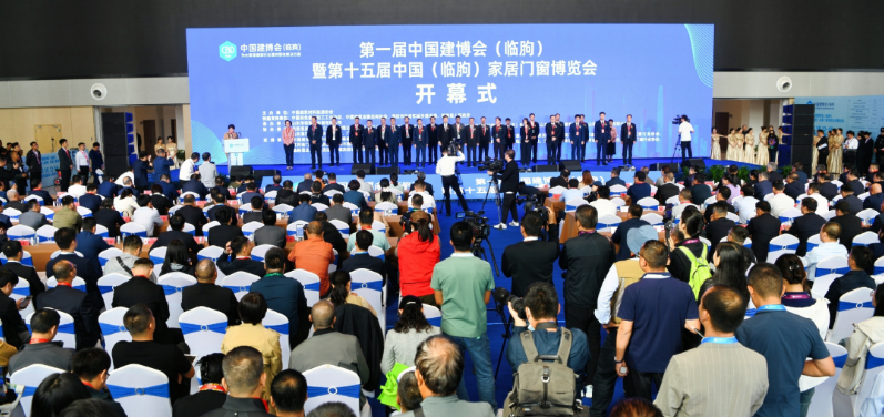 【炭黑產(chǎn)業(yè)網(wǎng)】10月16日消息，在第一屆中國建博會(臨朐)暨第十五屆中國(臨朐)家居門窗博覽會舉辦期間，榮基膠條總經(jīng)理劉進容攜手廣東省門業(yè)協(xié)會執(zhí)行會長徐生、秘書長饒德亮以及廣東省門業(yè)協(xié)會的會員代表，來到臨朐，展開了為期三天的山東考察之旅，旨在深入了解山東地區(qū)， 尤其是華東門窗市場的發(fā)展趨勢。