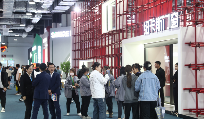 第一天，也就是10月12日，中國建博會(臨朐)以及中國(臨朐)家居門窗博覽會正式拉開帷幕。協(xié)會代表團應(yīng)邀參加了開幕式，并親臨展會現(xiàn)場，積極參觀了各個展位。這次臨朐家居門窗博覽會集結(jié)了門窗產(chǎn)業(yè)鏈上、中、下游的700多家知名品牌企業(yè)，占地5.2萬平方米，展示了包括系統(tǒng)門窗、全鋁家居等在內(nèi)的10多個門類產(chǎn)品。這一盛會可謂是對華東地區(qū)家居門窗行業(yè)全產(chǎn)業(yè)鏈產(chǎn)品布局的生動展示，呈現(xiàn)出該地區(qū)門窗市場的繁榮和潛力。