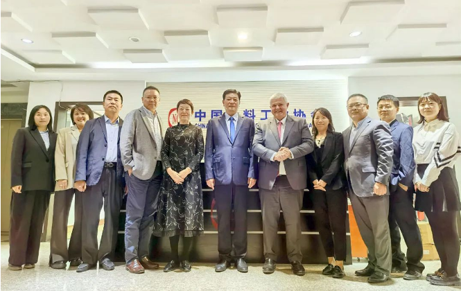 Miguel Mantas先生表示，中國(guó)市場(chǎng)對(duì)湛新公司至關(guān)重要，而湛新一直致力于綠色可持續(xù)發(fā)展。他希望通過與中國(guó)涂料工業(yè)協(xié)會(huì)的合作，能夠?yàn)檎啃略谥袊?guó)市場(chǎng)的投資提供更多信心，促進(jìn)雙方友誼和合作的深化，共同創(chuàng)造更美好的發(fā)展前景。