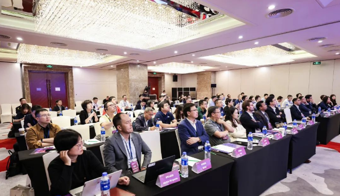 本次峰會匯聚了汽車、輪胎以及產業(yè)鏈上下游的經(jīng)銷商和原材料供應商，共同探討了輪胎行業(yè)的可持續(xù)發(fā)展、循環(huán)經(jīng)濟、最新趨勢、技術創(chuàng)新、安全法規(guī)，以及非公路輪胎的趨勢和挑戰(zhàn)等一系列熱點話題。