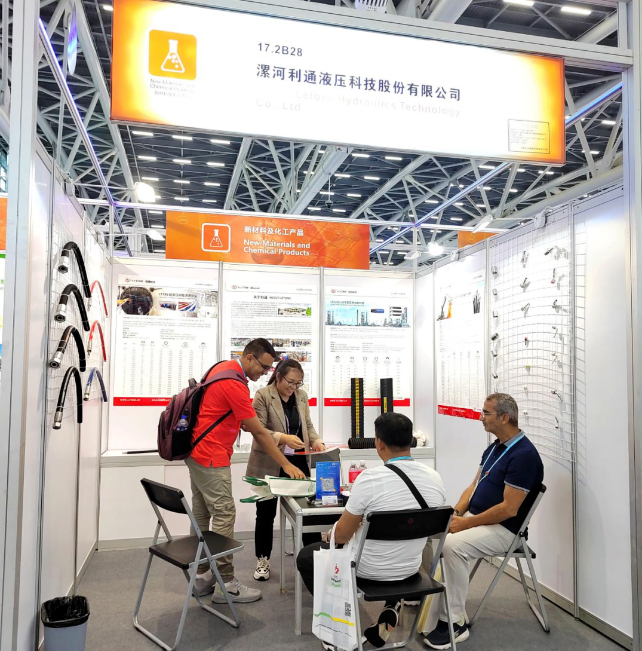 在本屆廣交會(huì)上，利通科技展示了一系列高附加值的產(chǎn)品和解決方案，包括迭代升級(jí)的超級(jí)大力神低彎曲系列軟管、超高壓樹(shù)脂軟管以及UPE低壓多功能軟管。這些產(chǎn)品以突破性的工藝技術(shù)和卓越的性能贏得了海內(nèi)外客戶的一致好評(píng)，進(jìn)一步提升了“中國(guó)智能”的聲譽(yù)。