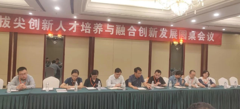 此外，論壇期間還召開了“拔尖創(chuàng)新人才培養(yǎng)與融合創(chuàng)新發(fā)展圓桌會議”，孫洪廣黨委書記主持了會議。與會代表，包括橡膠教研室的老師、知名企業(yè)家以及技術骨干等30余人，共同討論了學校卓越工程師培養(yǎng)模式、新型人才培養(yǎng)方案修訂、實訓基地建設等議題。通過激烈的討論，會議形成了10余條有益的建議。孫洪廣總結(jié)表示，學校和企業(yè)將繼續(xù)發(fā)揮各自的優(yōu)勢，拓寬合作領域，未來在學科建設、教育培訓和科研合作等方面深化合作，為橡膠行業(yè)的高質(zhì)量發(fā)展提供有力的支持。
