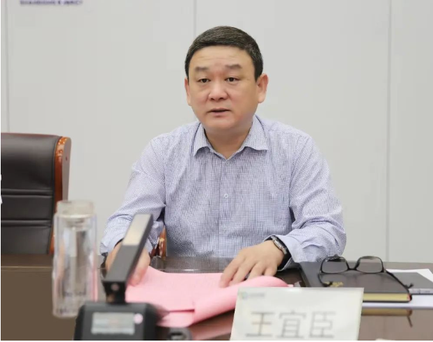 棗礦橡膠公司黨委書記王宜臣主持了會(huì)議，并就貫徹會(huì)議精神提出了要求。他強(qiáng)調(diào)了在安全、環(huán)保、信訪工作上要下更大的功夫，同時(shí)在攻堅(jiān)沖刺方面要采取迅速行動(dòng)。此外，他強(qiáng)調(diào)了拓展升級(jí)的重要性，以促進(jìn)橡膠產(chǎn)業(yè)的持續(xù)發(fā)展。