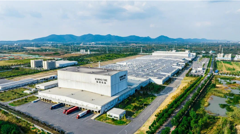 全球知名輪胎制造商錦湖輪胎于10月17日在南京工廠隆重舉行“數(shù)智錦湖、重返巔峰”開放日活動?；顒蝇F(xiàn)場，錦湖輪胎中國董事長楊洵等高層領(lǐng)導(dǎo)親臨，共同主持南京工廠光伏發(fā)電及輪胎標簽測試中心的啟用儀式。