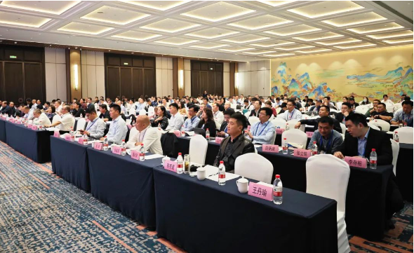 中橡協(xié)膠管膠帶分會于10月17日至19日在成都渝江飯店成功召開了第十屆三次會員代表大會兼2023膠管膠帶信息與技術論壇。本次論壇以“綠色、智造、創(chuàng)新發(fā)展”為主題，吸引了近200家國內(nèi)外膠管膠帶行業(yè)的上下游企業(yè)和多名專家參與，進行了關于膠管膠帶的信息與技術交流。其中，三力士股份有限公司也應邀參加了此次盛會。