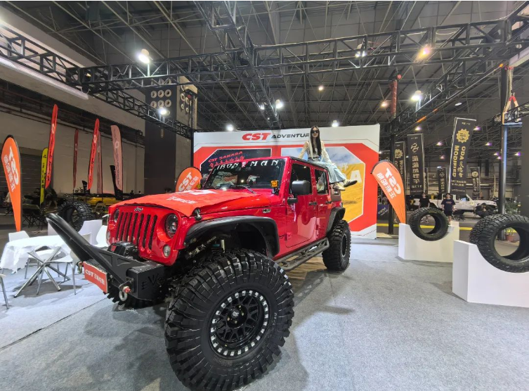 展會(huì)期間，舉辦的X-BVLL杯中國(guó)首屆四驅(qū)越野車(chē)城市障礙賽吸引了眾多觀眾的目光。冠亞季軍駕駛的車(chē)輛都裝備了正新集團(tuán)的輪胎，而這些輪胎在障礙賽中表現(xiàn)出色，吸引了眾多改裝車(chē)迷和越野愛(ài)好者前來(lái)參觀并咨詢(xún)。