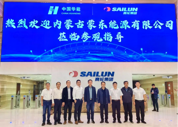 近日，華能內(nèi)蒙古東部能源有限公司董事、總經(jīng)理、黨委副書記李樹學(xué)率隊(duì)前往賽輪集團(tuán)考察調(diào)研，旨在就雙方合作中的巨型非公路輪胎項(xiàng)目展開深入討論。賽輪集團(tuán)總裁謝小紅接待了李樹學(xué)一行。
