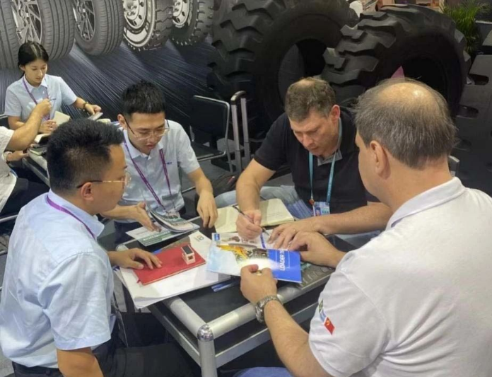 在廣交會展期內(nèi)，棗礦橡膠的銷售團隊接待了約200名新老客戶，涵蓋了大約50個國家和地區(qū)。這些客戶對公司提供的全品類產(chǎn)品品質(zhì)給予了高度評價，對其表現(xiàn)出極大的滿意度。