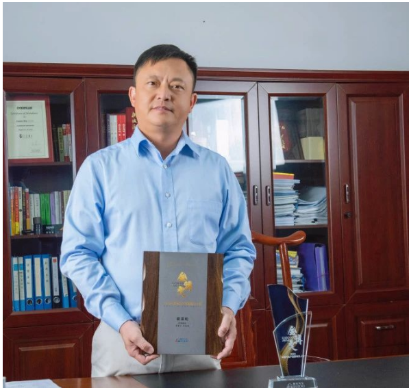 由蓋世汽車主辦的2023年第五屆“金輯獎”頒獎盛典于10月19日在上海盛大舉行。在這個備受矚目的汽車行業(yè)盛事中，中鼎股份夏迎松董事長榮獲“中國汽車產(chǎn)業(yè)年度影響力人物獎”，而中鼎股份則憑借其卓越的空氣懸掛系統(tǒng)和底盤輕量化系統(tǒng)，喜獲“中國汽車新供應鏈百強獎”。