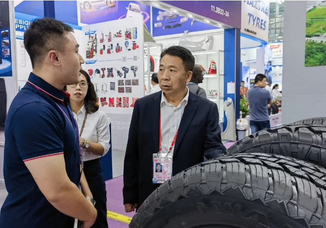 萬(wàn)力輪胎的展位在展會(huì)期間接待了200余位海外客商，展示了他們的創(chuàng)新和領(lǐng)先地位。此外，廣州工控黨委書(shū)記、董事長(zhǎng)周千定以及黨委委員、副總經(jīng)理謝勇等集團(tuán)領(lǐng)導(dǎo)也前來(lái)萬(wàn)力輪胎展位進(jìn)行參觀指導(dǎo)。周董表示，萬(wàn)力輪胎應(yīng)當(dāng)充分利用廣交會(huì)這一平臺(tái)，積極獲取友商信息，以加強(qiáng)市場(chǎng)開(kāi)拓和提升市場(chǎng)占有率，爭(zhēng)取早日實(shí)現(xiàn)百億目標(biāo)。