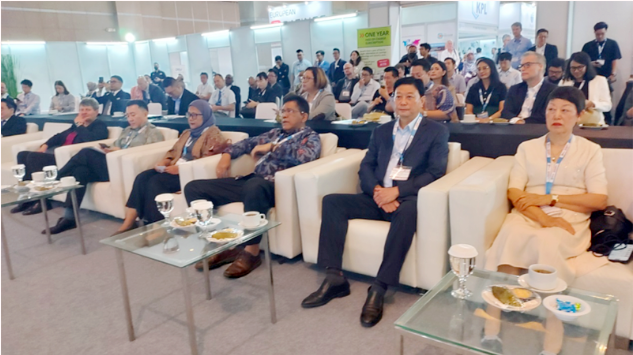 10月18日上午，劉普軍一行參加了太平洋涂料展覽會的開幕式，隨后參觀展覽，與眾多展商進行交流，詳細(xì)了解參展展品及展商企業(yè)情況，以促進友好交流與了解。