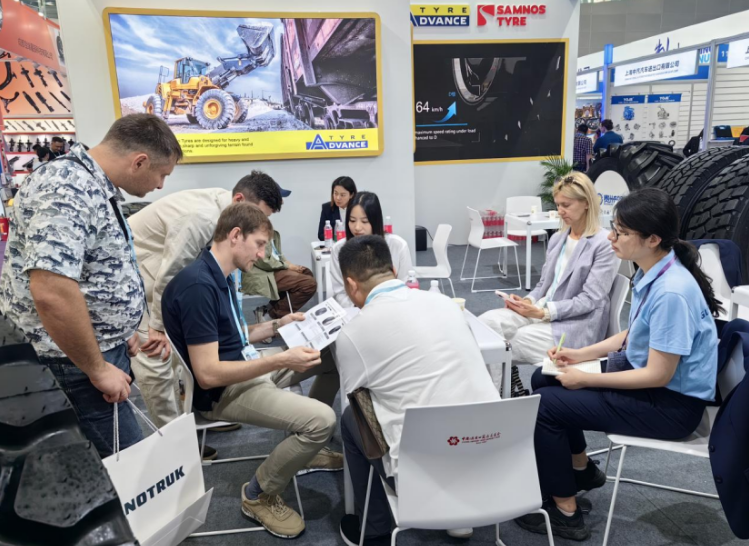 盡管2023年全球經(jīng)濟依然不樂觀，但貴州輪胎的產(chǎn)品依舊備受客戶關(guān)注。展會期間，貴州輪胎展位接待了來自美國、澳大利亞、智利、阿根廷、巴西、烏茲別克斯坦、塔吉克斯坦、塞爾維亞、肯尼亞、津巴布韋、坦桑尼亞、菲律賓等數(shù)十個國家的客戶，總計超過300批次，線上線下獲得的意向訂單達到了5000萬美元。