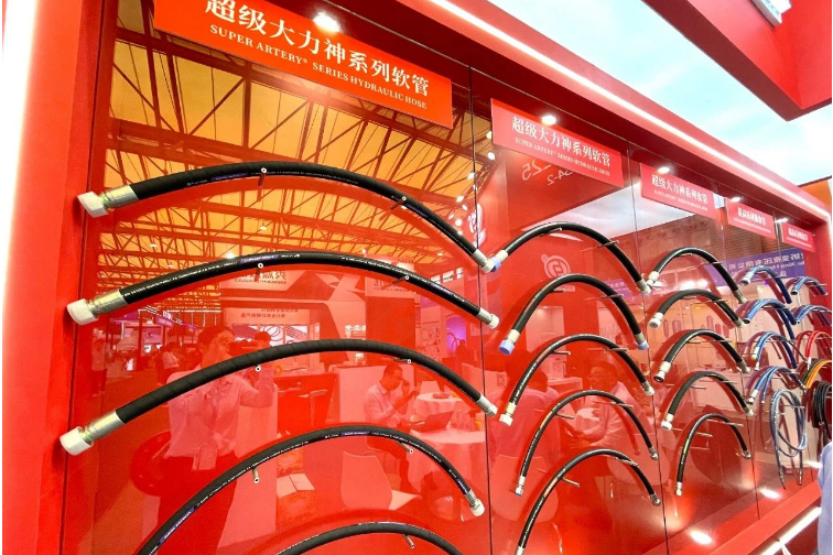 利通科技將產(chǎn)品創(chuàng)新的重心放在“低彎曲、高壓力、長(zhǎng)壽命、多功能”上，特別注重橡膠軟管和傳動(dòng)聯(lián)結(jié)件等領(lǐng)域的技術(shù)創(chuàng)新。公司還著力培育專精特新項(xiàng)目，致力于為工程機(jī)械提供關(guān)鍵核心零部件和一站式解決方案。