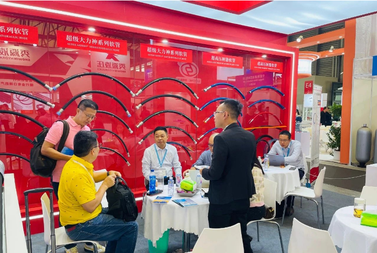 展會(huì)現(xiàn)場(chǎng)，利通科技的展位吸引了眾多新老客戶，公司的精英團(tuán)隊(duì)熱情接待每位前來參觀的客商，詳細(xì)介紹公司的產(chǎn)品并解答技術(shù)問題。此外，他們還邀請(qǐng)客戶在展會(huì)結(jié)束后參觀公司，積極尋求國(guó)際市場(chǎng)的機(jī)會(huì)，為未來的產(chǎn)品和服務(wù)開拓海外市場(chǎng)提供了寶貴的反饋。