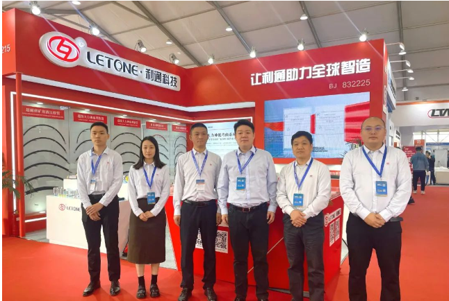 其中，定制化外覆層超耐磨礦用軟管采用高分子材料外覆層，經(jīng)過2000次往復(fù)磨耗試驗(yàn)，質(zhì)量毫無損失，符合GB/T12721-2007標(biāo)準(zhǔn)。另一方面，超級大力神低彎曲系列軟管以其低于ISO 18752C類標(biāo)準(zhǔn)34%的最小彎曲半徑、高壓力、以及100萬次脈沖次數(shù)的長壽命脫穎而出。這一系列軟管還配備了利通自研軟管接頭和氫化丁腈密封件，具有出色的耐久性。