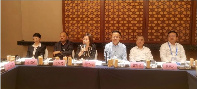 徐文英分享了她通過行業(yè)調研和企業(yè)走訪得出的結論，認為成功企業(yè)都有共同點，包括積極的企業(yè)文化、科技創(chuàng)新和長期發(fā)展規(guī)劃。她鼓勵與會代表堅持信念、堅持勤奮工作和追求新的領域，相信中國橡膠行業(yè)將不斷發(fā)展壯大。