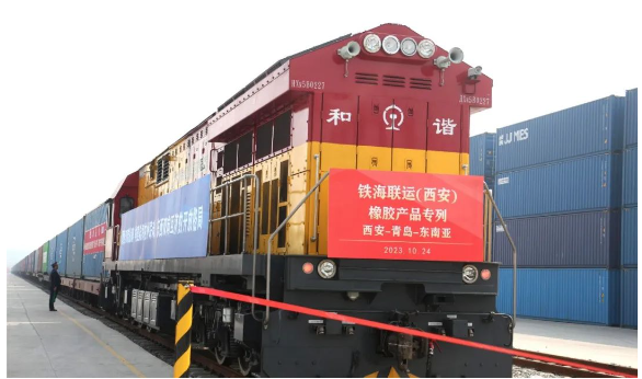 這一重大發(fā)展，標(biāo)志著陜西延長石油集團(tuán)橡膠有限公司正式踏上了海鐵聯(lián)運(yùn)的新征程。據(jù)了解，該專列將抵達(dá)青島港后，運(yùn)載的產(chǎn)品將通過海運(yùn)發(fā)往東南亞、南美等地，運(yùn)輸時間較以往縮短了16%，而每箱貨物的成本運(yùn)費(fèi)也相較公路運(yùn)輸減少了15%。