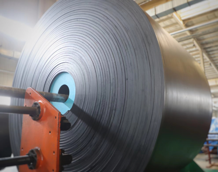 ISO三體系是一個(gè)全員參與、全面控制、持續(xù)改進(jìn)的綜合性質(zhì)量管理體系。億和輸送帶公司一直致力于企業(yè)標(biāo)準(zhǔn)化建設(shè)，不斷推動(dòng)ISO三體系在企業(yè)的生產(chǎn)經(jīng)營中得以運(yùn)用，持續(xù)提升了企業(yè)的現(xiàn)代化管理水平。同時(shí)，該公司還獲得了國家高新技術(shù)企業(yè)、山東省“專精特新”企業(yè)、山東省創(chuàng)新型中小企業(yè)、山東省技術(shù)中心、煤安、CE等多項(xiàng)認(rèn)證。企業(yè)標(biāo)準(zhǔn)化建設(shè)的不斷提升，為公司帶來了卓越的品牌效益和社會(huì)效益。