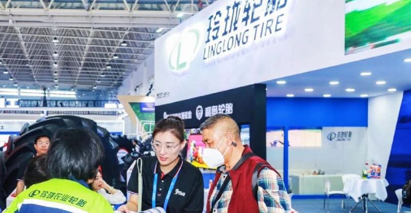 2023年中國國際農(nóng)業(yè)機(jī)械展覽會(huì)在武漢國際博覽中心盛大舉行，吸引了來自全球的眾多參展者。山東玲瓏輪胎股份有限公司攜其全系列農(nóng)業(yè)胎產(chǎn)品參展，不僅展示了公司在產(chǎn)品力、研發(fā)力和服務(wù)力方面的卓越實(shí)力，還為國內(nèi)外觀眾帶來了一場視覺盛宴。