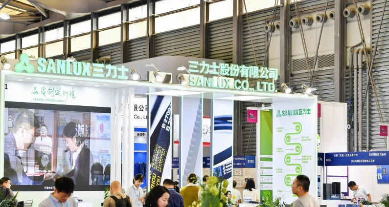 在本次展會期間，三力士展區(qū)吸引了來自國內(nèi)外的上千名客戶，眾多廠家和經(jīng)銷商前來咨詢和洽談。公司的10名內(nèi)外銷客戶經(jīng)理和技術(shù)人員全天候提供咨詢服務(wù)，與近10位來自俄羅斯、巴西、意大利等國的國外客戶以及近5家國內(nèi)配套廠初步達(dá)成了合作意向。