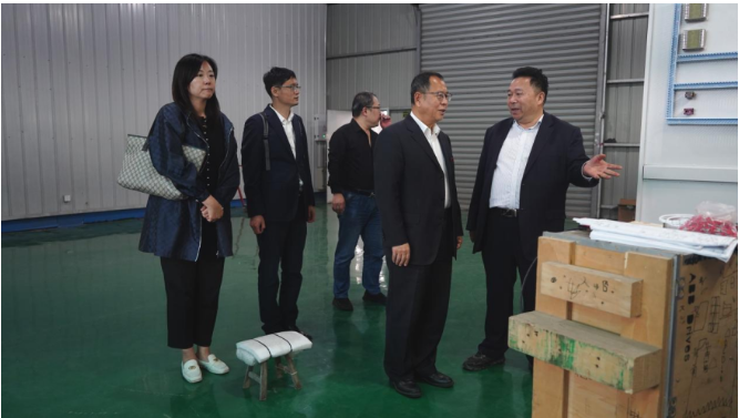 王占杰理事長一行還前往張家港市繁昌機(jī)械有限公司進(jìn)行調(diào)研，得到了公司董事長倪玉標(biāo)、總經(jīng)理王炳輝、銷售總監(jiān)賀曉杰等公司領(lǐng)導(dǎo)的陪同。他們一同參觀了公司的混配料設(shè)備生產(chǎn)裝配車間。