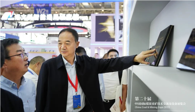 踏歌智行的高級副總裁胡團(tuán)結(jié)分享了他們的"露天礦無人駕駛運(yùn)輸關(guān)鍵技術(shù)及應(yīng)用"。他表示，他們一直在不斷改進(jìn)產(chǎn)品，提供安全、綠色、高效、經(jīng)濟(jì)的無人運(yùn)輸服務(wù)，從而使采礦更加安全和智能。