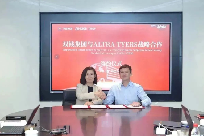 為拓寬市場輻射范圍，日前，雙錢輪胎集團有限公司與ALTRA TYRES公司舉行戰(zhàn)略合作簽約儀式。該合作將深化雙錢在哈薩克斯坦地區(qū)TBR(卡客車輪胎)、PCR(乘用車輪胎)、OTR(工程機械輪胎)全系列輪胎的銷售，同時包括海外倉儲等項目，為雙錢公司開拓中亞市場帶來新機遇。