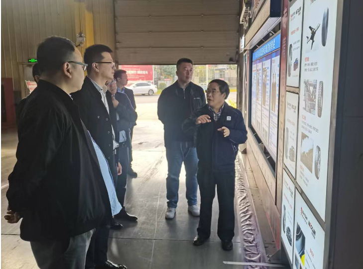 趙楠一行首先參觀了半鋼生產(chǎn)車(chē)間，詳細(xì)了解了輪胎技術(shù)研發(fā)以及生產(chǎn)制造的全過(guò)程。在交流會(huì)上，董毛華代表延長(zhǎng)橡膠公司熱烈歡迎了嘉賓的到來(lái)，并詳細(xì)介紹了公司的生產(chǎn)經(jīng)營(yíng)情況，尤其是自2023年以來(lái)進(jìn)行的各項(xiàng)改革創(chuàng)新、新品開(kāi)發(fā)以及市場(chǎng)營(yíng)銷(xiāo)等方面的成就。董毛華還提出，借助秦創(chuàng)原平臺(tái)，依托西咸集團(tuán)的支持，雙方在科技研發(fā)測(cè)試、政策項(xiàng)目申報(bào)、平臺(tái)類(lèi)項(xiàng)目申報(bào)、人才引進(jìn)、人才認(rèn)定以及類(lèi)似項(xiàng)目的資源引進(jìn)等方面具備廣闊的合作機(jī)會(huì)。