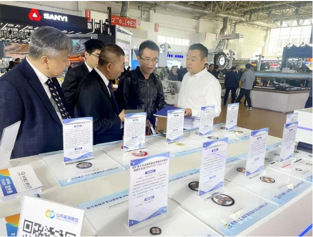 第二十屆中國國際煤炭采礦技術(shù)交流及設(shè)備展覽會在北京中國國際展覽中心圓滿收官。本次展會上，山東兗礦集團(tuán)長龍電纜制造有限公司展示了多項電纜產(chǎn)品，這些產(chǎn)品亮相于東華重工展臺，吸引了能源集團(tuán)和東華重工的多位領(lǐng)導(dǎo)前來參觀指導(dǎo)。