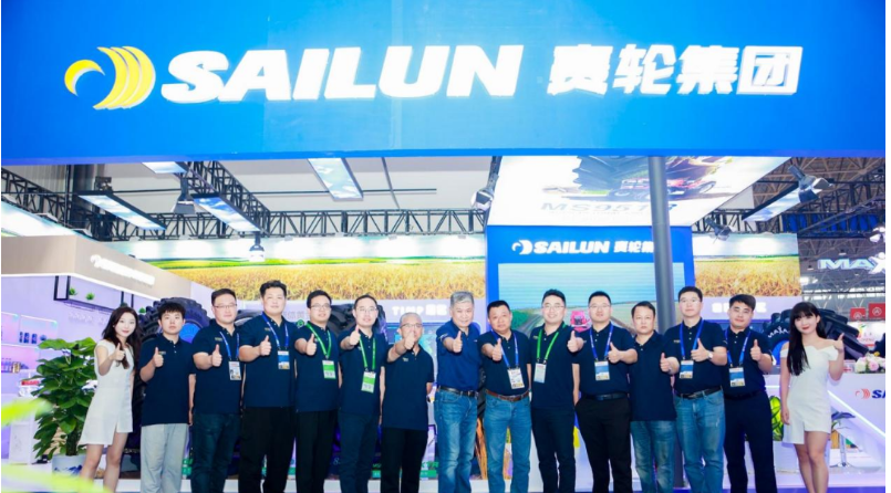 本次展會(huì)中，賽輪集團(tuán)邁馳(MAXAM)農(nóng)業(yè)胎在B221展位上表現(xiàn)出色，吸引了大量主機(jī)用戶和終端用戶的目光。尤其是代表農(nóng)業(yè)胎技術(shù)巔峰的VF輪胎、適用于各種應(yīng)用場(chǎng)景的AGRIXTRA全系列輪胎以及全新推出的農(nóng)業(yè)斜交輪胎等產(chǎn)品，生動(dòng)展示了賽輪集團(tuán)在農(nóng)業(yè)胎領(lǐng)域的雄厚底蘊(yùn)和高端技術(shù)實(shí)力。