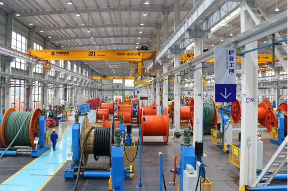 此外，萬(wàn)馬股份也注重員工技能提升，建立了包括國(guó)家級(jí)技能大師工作室在內(nèi)的七個(gè)大師工作室，并積極開展校企合作，培養(yǎng)了大量?jī)?yōu)秀工匠和技師。