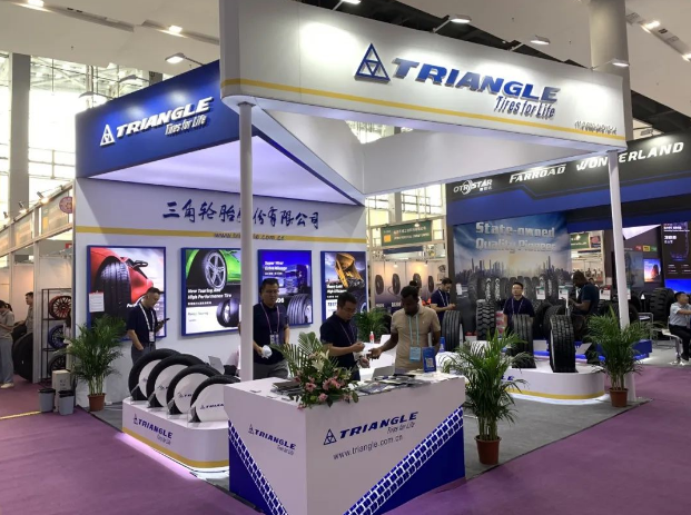 在三角輪胎的展位上，觀眾眼前呈現(xiàn)出各類產(chǎn)品琳瑯滿目，展現(xiàn)了該公司強(qiáng)大的研發(fā)實(shí)力和創(chuàng)新能力。這一展臺(tái)不僅吸引了大量來自獨(dú)聯(lián)體、中東非洲、美洲、東南亞等國(guó)家的客戶，更是引來了廣泛的矚目。
