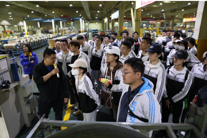 為了讓學(xué)生深刻了解材料和工藝在實際應(yīng)用中的不同之處，宏盛科技工廠品質(zhì)技術(shù)部部長王曉明和品質(zhì)技術(shù)部密煉技術(shù)科科長倪海超帶領(lǐng)學(xué)生們深入生產(chǎn)一線，結(jié)合實際應(yīng)用對橡膠工藝和原輔材料進(jìn)行了詳細(xì)講解。此外，學(xué)生們還分別輪流在不同工序中實地見習(xí)，積極學(xué)習(xí)工藝知識，體驗了工廠內(nèi)橡膠工藝與校園理論知識的差異，為將來的實踐積累了寶貴的經(jīng)驗。