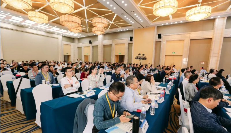 在大會(huì)主題報(bào)告環(huán)節(jié)，由中國(guó)合成橡膠工業(yè)協(xié)會(huì)副會(huì)長(zhǎng)莊毅和龔光碧主持，大會(huì)共邀請(qǐng)了13位專(zhuān)家學(xué)者就“創(chuàng)新發(fā)展 綠色持續(xù)”的主題進(jìn)行了報(bào)告。各位專(zhuān)家分享了合成橡膠領(lǐng)域的前沿技術(shù)和趨勢(shì)，涵蓋了合成橡膠技術(shù)開(kāi)發(fā)、輪胎行業(yè)需求、可持續(xù)發(fā)展、新型橡膠材料、綠色制備技術(shù)等多個(gè)領(lǐng)域。