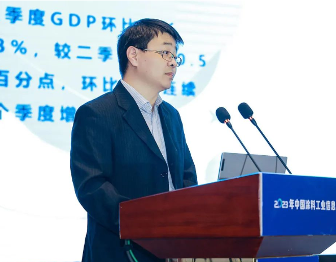 1-8月同比看，中國涂料出口繼續(xù)保持兩位數(shù)增長，進(jìn)口數(shù)量在逐步降低。預(yù)計2023下半年，涂料行業(yè)總體將保持穩(wěn)健增長。因客觀原因，2022年基數(shù)較低，2021年基數(shù)較高，綜合兩年進(jìn)行對比，產(chǎn)量增長1%～2%，主營業(yè)務(wù)收入增長-1%，利潤總額增長約-3.8%。